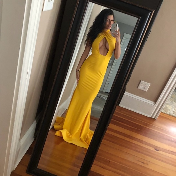 Yellow cutout gown - Picture 2 of 4